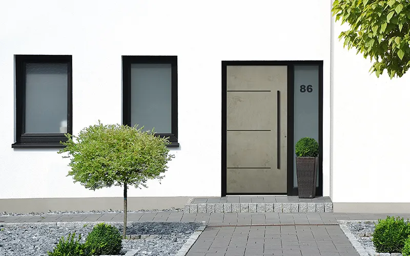 Moderne Haustür in Betonoptik. Maßgefertigt in Deutschland.
