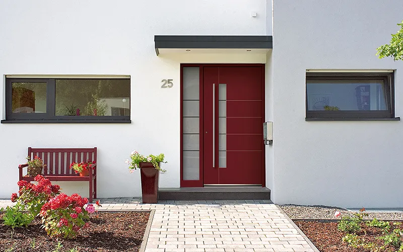 Neue rote Haustür mit hoher Energieeffizienz